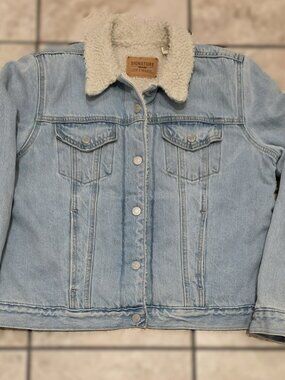 Levi’s Premium Sherpa Fleece Lined Denim Trucker Jacket / Light Wash / Women’s L